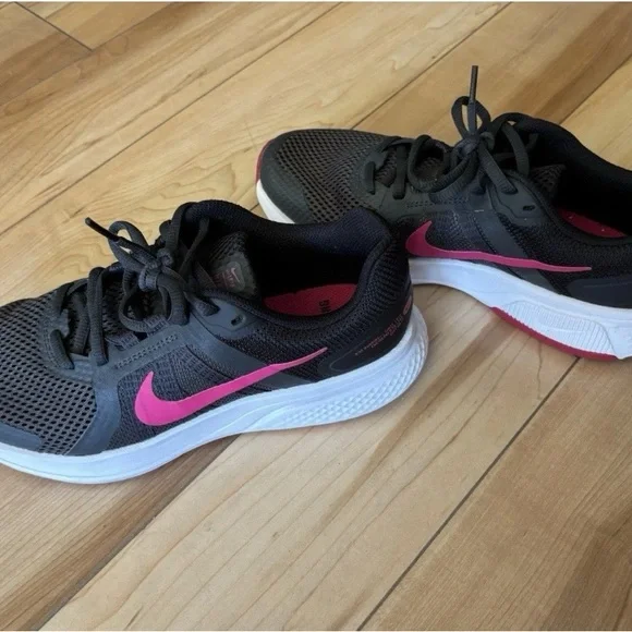 Nike Women’s Black Athletic Shoes with Pink Swoosh and White Sole - Picture 2 of 5